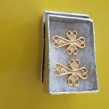 UNE PAIRE DE BOUCLES D'OREILLES GOLDS DANS SA BOITE CADEAU$15.00 - Photo 3