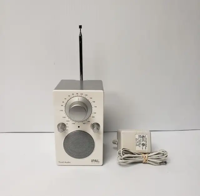 (9921771) Henry Kloss AM/FM Radio