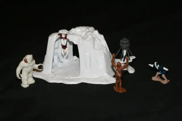 1982 KENNER STAR WARS MICRO COLLECTION HOTH WAMPA CAVE PLAYSET