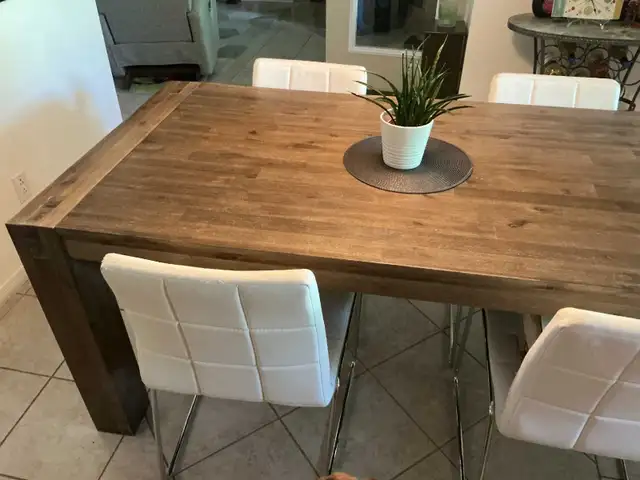 Table et 4 chaises.