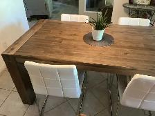 Table et 4 chaises.