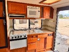 2005 Bigfoot 30C10.11SL Truck Camper – Rare Find, One Owner. - Photo 8