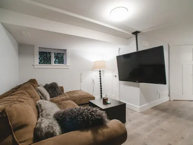 4402 W 14TH AVENUE - Garden level suite