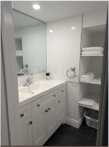 SHORT TERM PRIVATE FURNISHED APARTMENT NORTH YORK - Photo 7