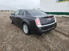 2013 Chrysler 300 - Photo 3