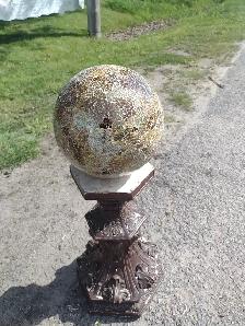 Gazing ball on stand - Photo 2
