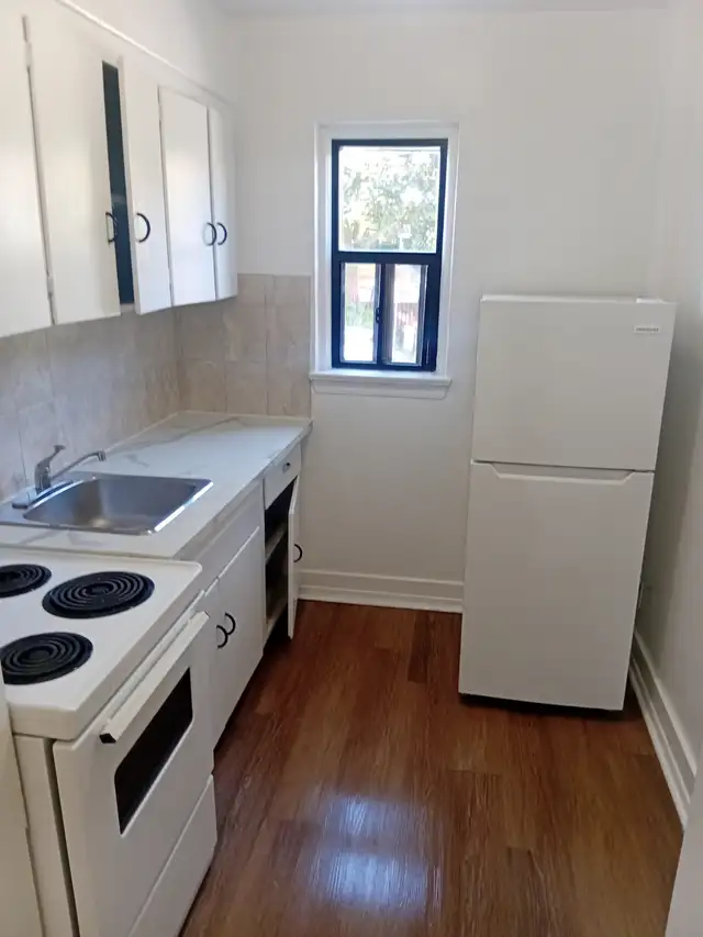 Bachelor/Studio Available at 2532 Lakeshore Blvd W, Toronto !
