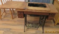 SINGER SEWING MACHINE - Photo 2