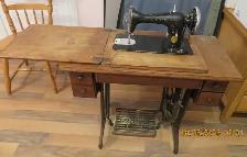 SINGER SEWING MACHINE - Photo 3