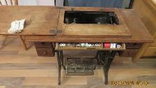 SINGER SEWING MACHINE - Photo 6