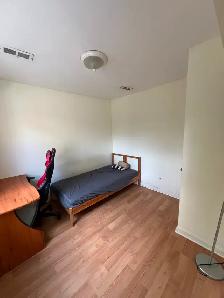 Room for rent near Finch station - Photo 2