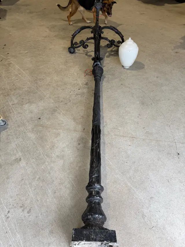 Lamp post cast aluminum