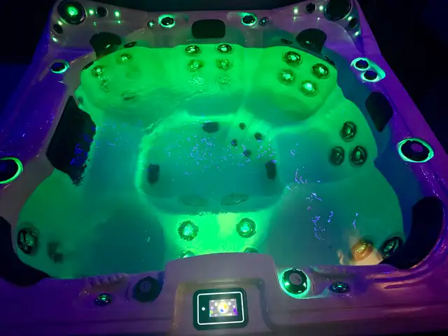 7-8 Person Dynasty Spas Tide Hot Tub w Bluetooth stereo