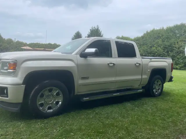 2014 GMC SIERRA. All terrain loaded with leather