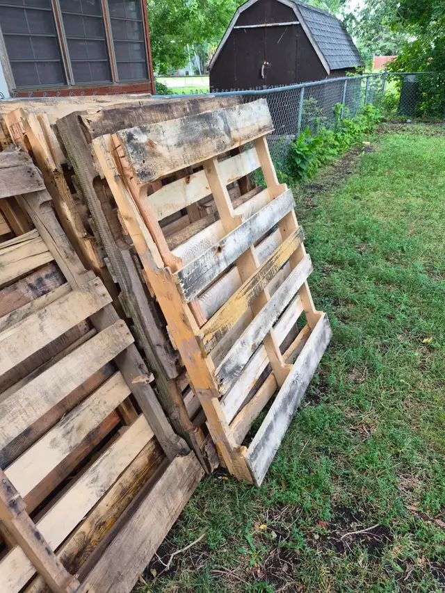 Looking for like new/gently used pallets