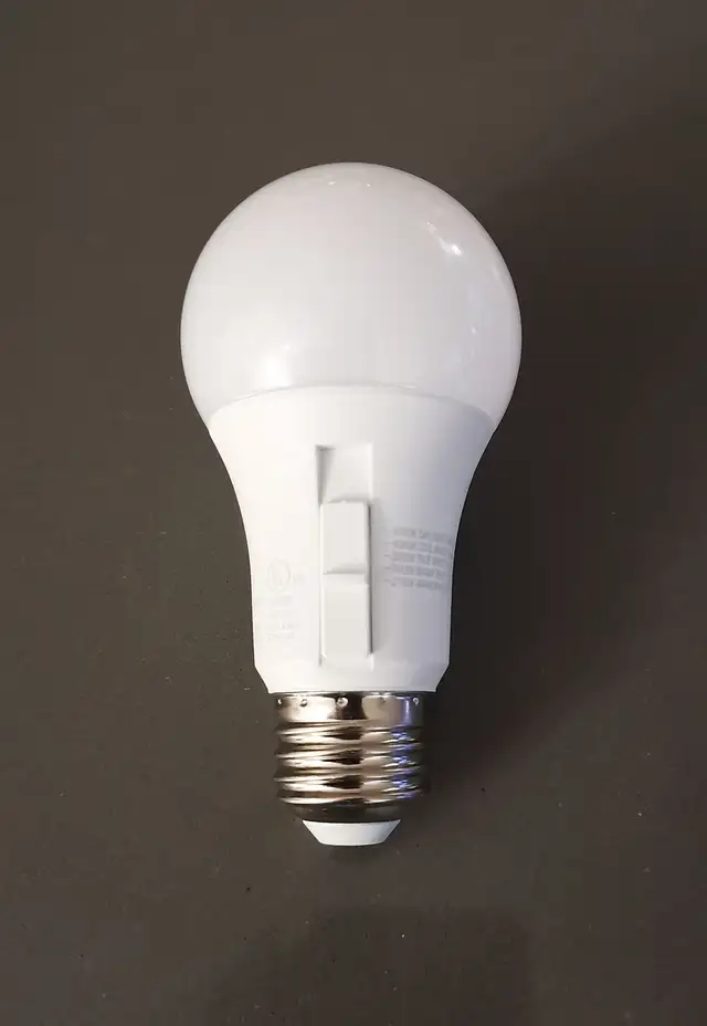 Brand New Voltage Adjustable LED Bulbs (9.6W))