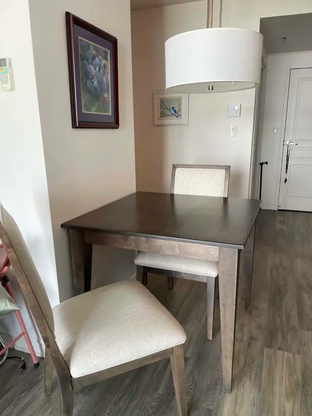 Table et chaise en bois