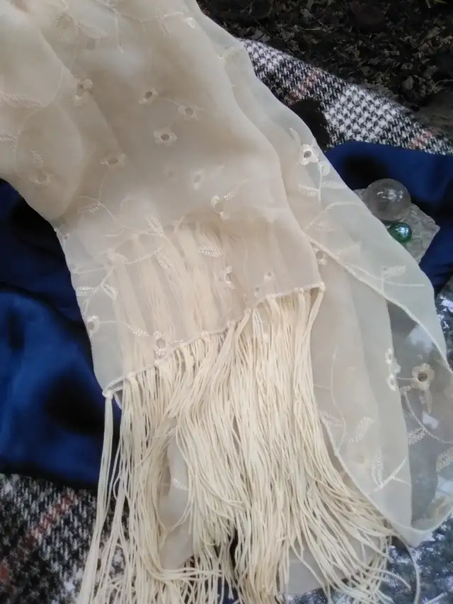 CHARMING FOLK-FAIRY FRINGED SCARVES Rouge Red & Soft Crème