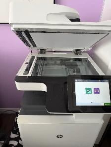 Gros photocopieur HP  couleur presque neuf peu utilisée
