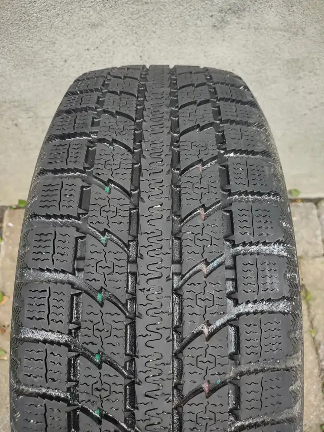 1 pneu Hiver 195-65R15 Toyo Observe GSI. Tres bon état