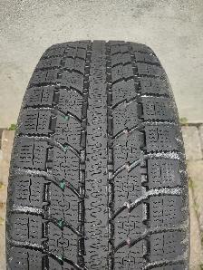 1 pneu Hiver 195-65R15 Toyo Observe GSI. Tres bon état