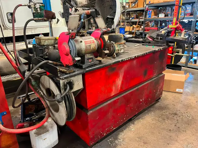 Work Bench with 1100L Oil Tank Capacity, Pump & 40' Hose