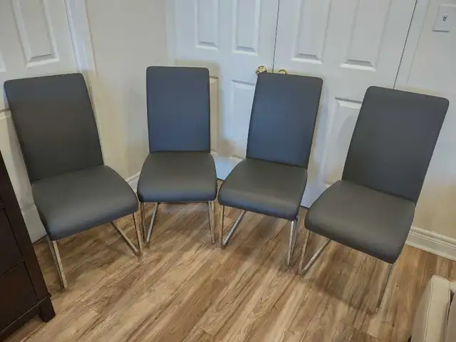 Four 4 Dining Chairs in Great Condition