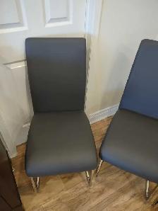 Four 4 Dining Chairs in Great Condition - Photo 5