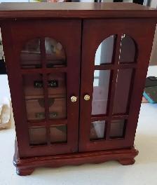 Good condition wooden jewelry box for sale!