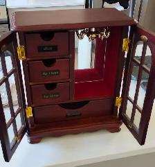 Good condition wooden jewelry box for sale! - Photo 2