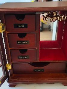 Good condition wooden jewelry box for sale! - Photo 3
