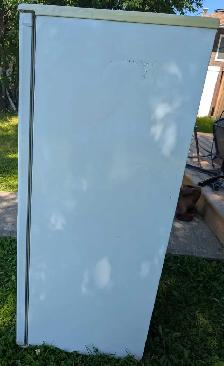 Danby Upright Freezer Model # DUF809WE 07/2011 - Photo 2
