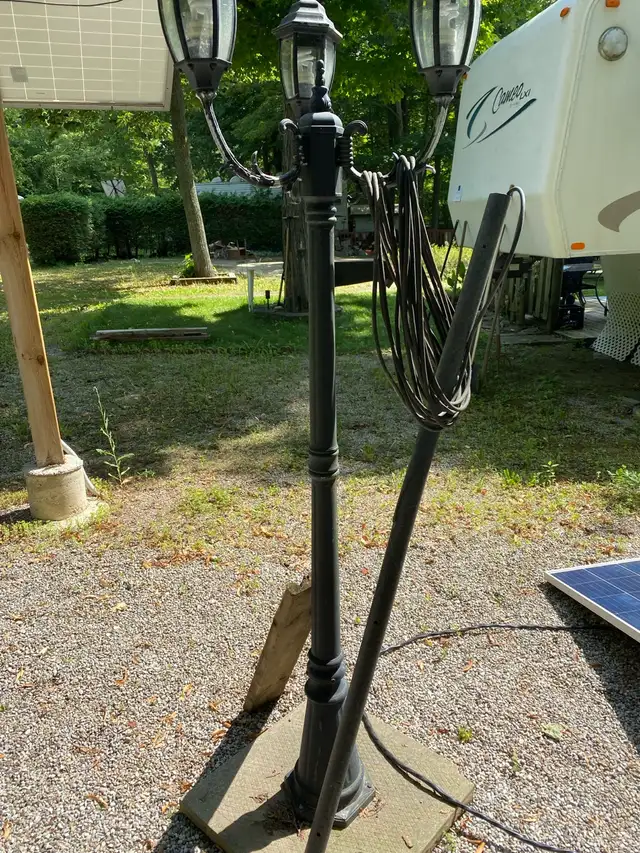 OUTDOOR TRI-LITE LAMP POST $50
