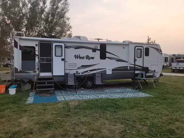 2013 Wind River 280RLS - GREAT COUPLE'S RV!!