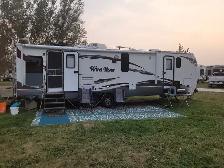 2013 Wind River 280RLS - GREAT COUPLE'S RV!!