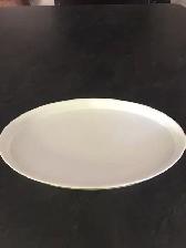 Plat oval blanc en céramique ou porcelaine