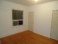 Furnished Main Flr bedrm Sept 1, near Bloor/Dufferin Subway STN - Photo 2