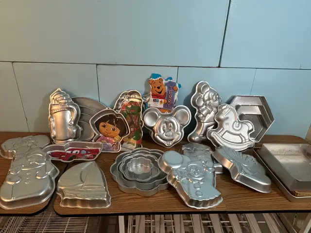 Wilton Cake Pans &  Wedding Pans & Tierd Acrylic Stand