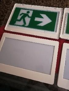 Two running man adjustable snap together signs plus extras - Photo 2