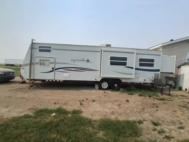 2007 Jay Feather 30’ With 2 Slide Outs