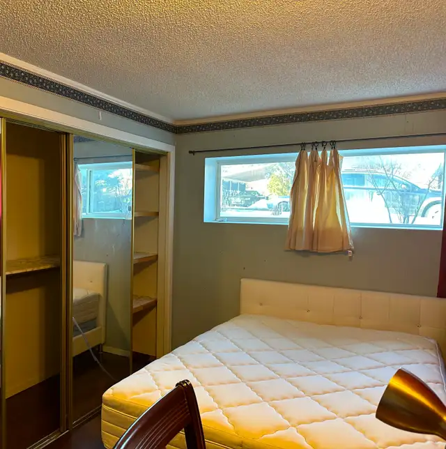 5 mins walk to U of C, Brentwood station, 650 all included
