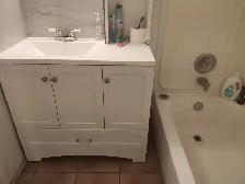 5 mins walk to U of C, Brentwood station, 650 all included - Photo 3
