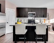 SHOW HOME QUALITY - 2 BED FULLY FURNISHED MAIN FLOOR HOME! - Photo 9