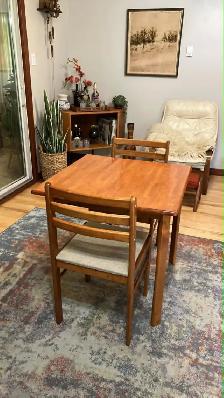 Mid century. TEAK TECK Buffet / Table de salle à manger / 2 chai