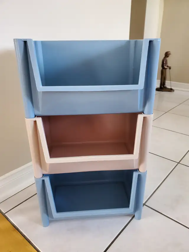3 CONTENANTS NEUFS DE RANGEMENT DE 12'LARx8'PROFx7'HAU: $15.00 3