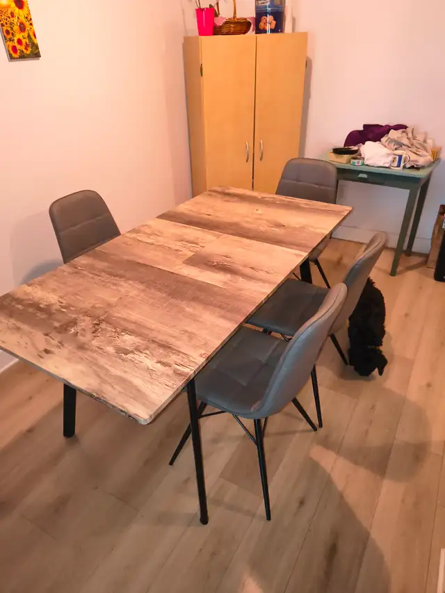 Table de cuisine avec 4 chaises parfaite état