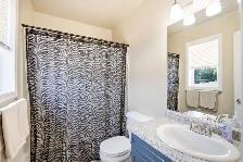 Tastefully remodelled 3bdrm 2-storey w/ finished basement! - Photo 7