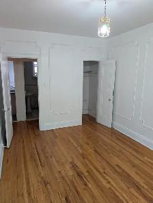 Beautiful 3 1/2 near Côte-des-Neiges metro for September