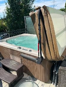 2023 Beachcomber 5 person Hot Tub - Photo 4