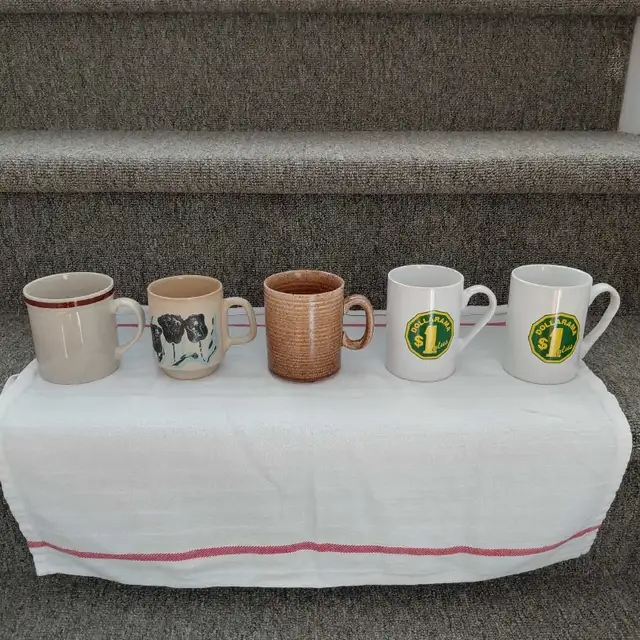 Lot de 5 tasses vintage et collection dont 2 Dollarama